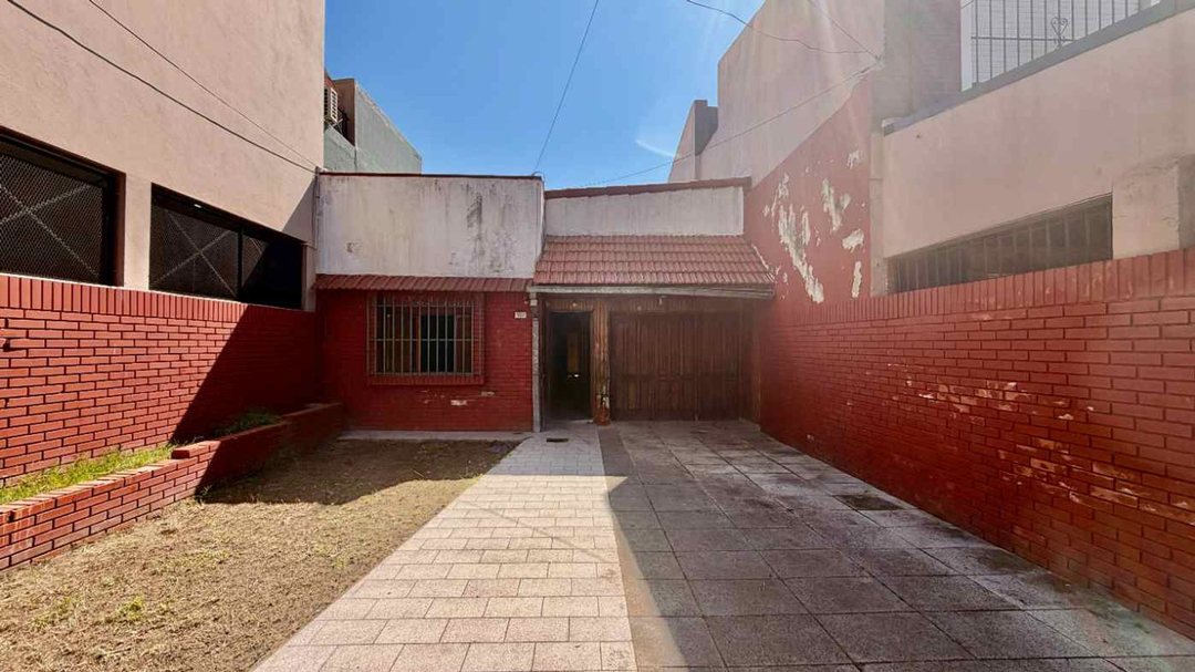 CASA A REFACCIONAR CON JARDÍN, GARAGE  FDO. LIBRE