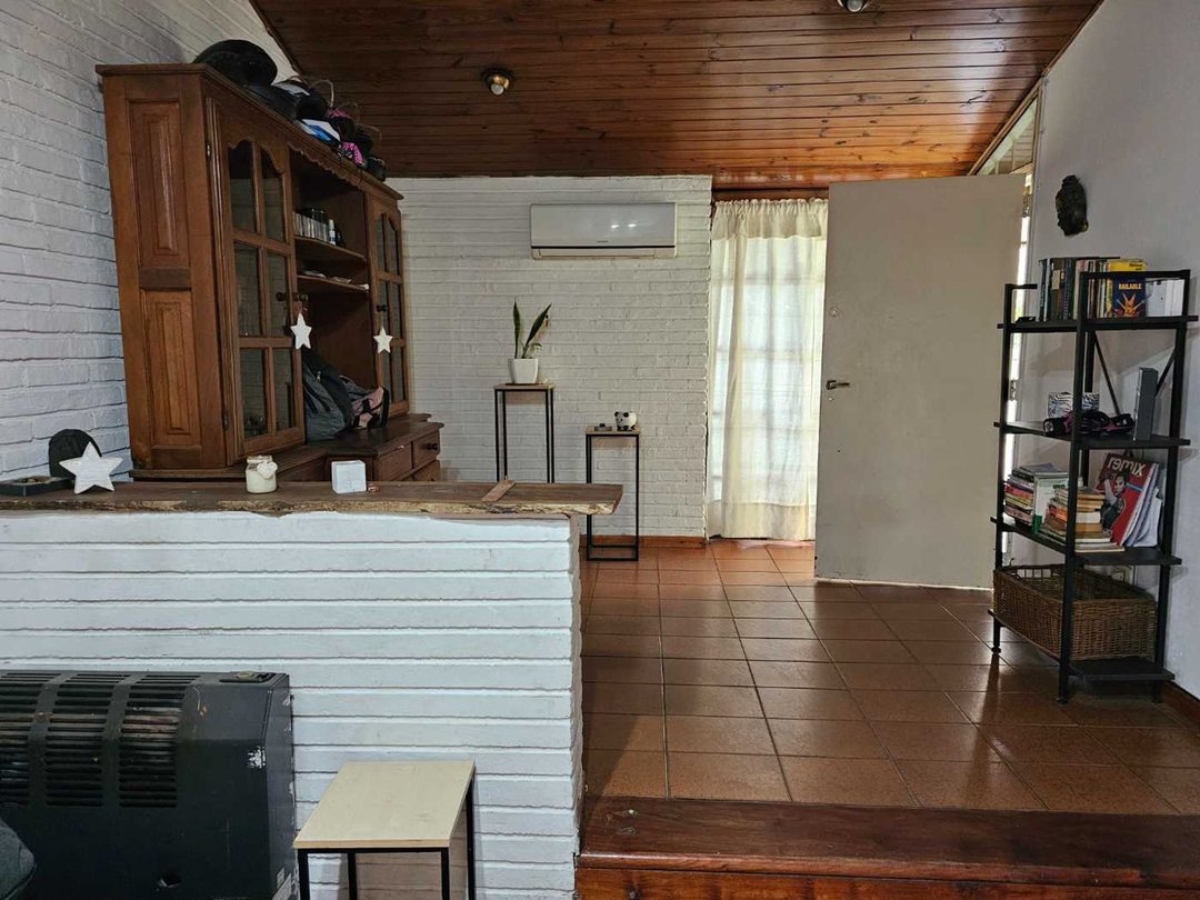 CASTELAR VENTA CASA 4 AMBIENTES 2 BAÑOS Y PARQUE