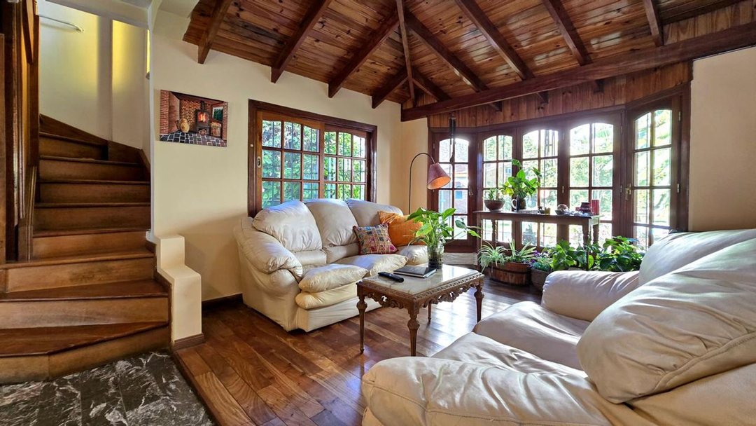 CASA 6 AMBIENTES CIUDAD JARDIN EL PALOMAR