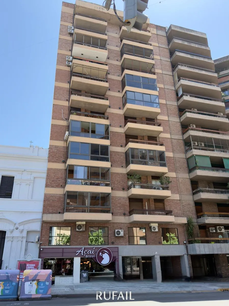 DEPTO DE 2 DORM. AV HIP YIRIGOYEN. 2 BAÑOS. LUMINOSO