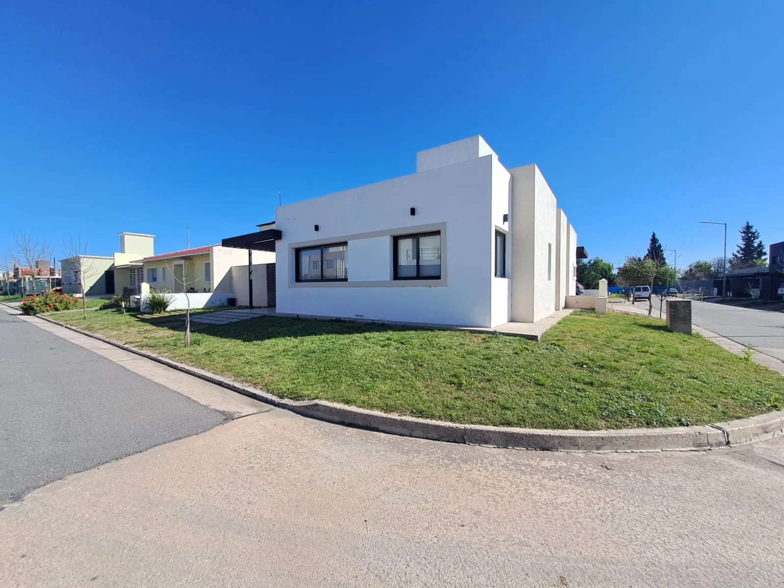 CASA en alquiler SAN IGNACIO VILLAGE. 2 dormitorios. 1 planta. Cochera, galería