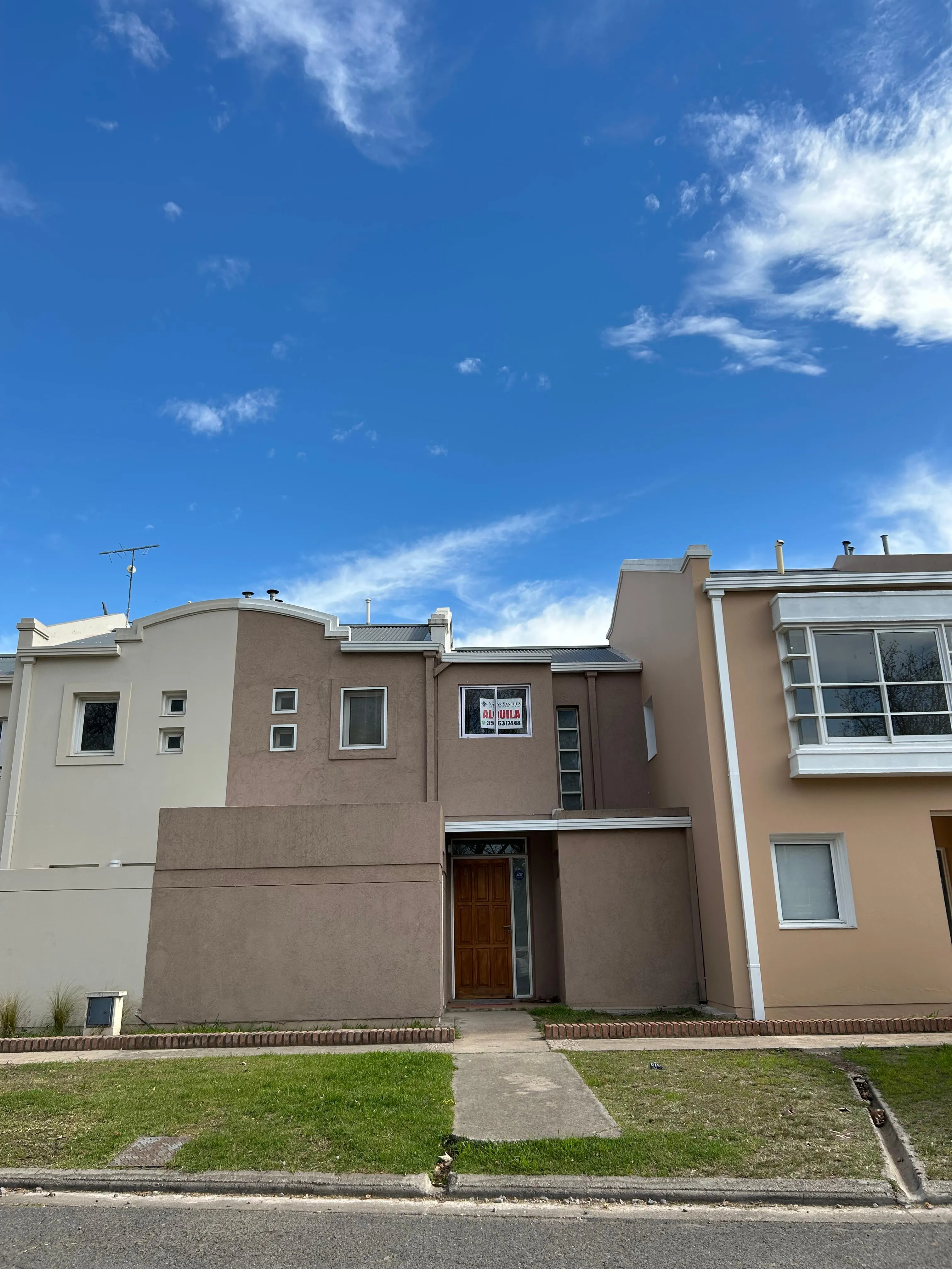 VALLE ESCONDIDO LOS SOLES- EXCELENTE-CERCA DE INGRESO- OPCIONAL1 DORM EN PB