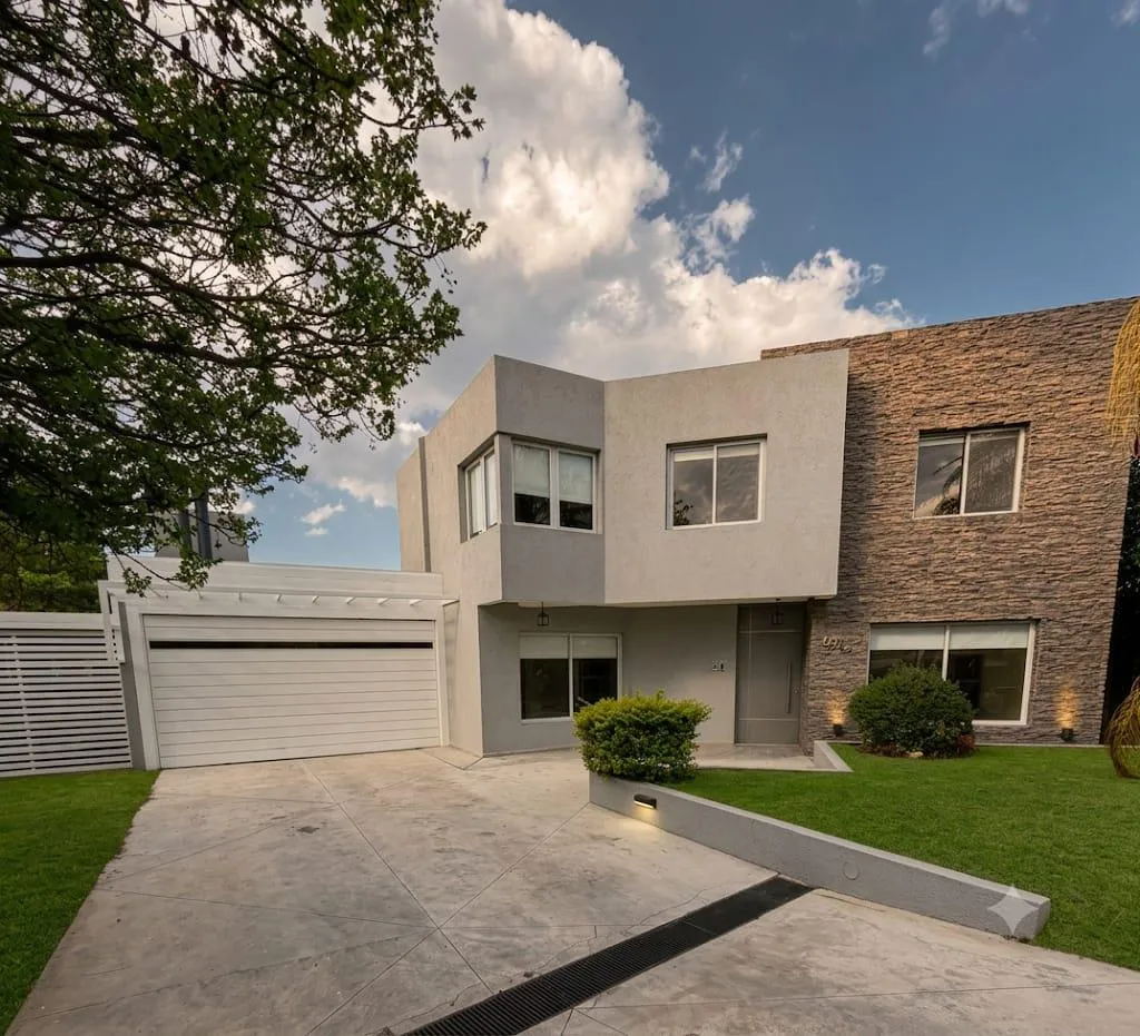 CASA EN VENTA EN EL BALCON VALLE ESCONDIDO 3 DORMITORIOS 3 BAÑOS QUINCHO CON ASA...