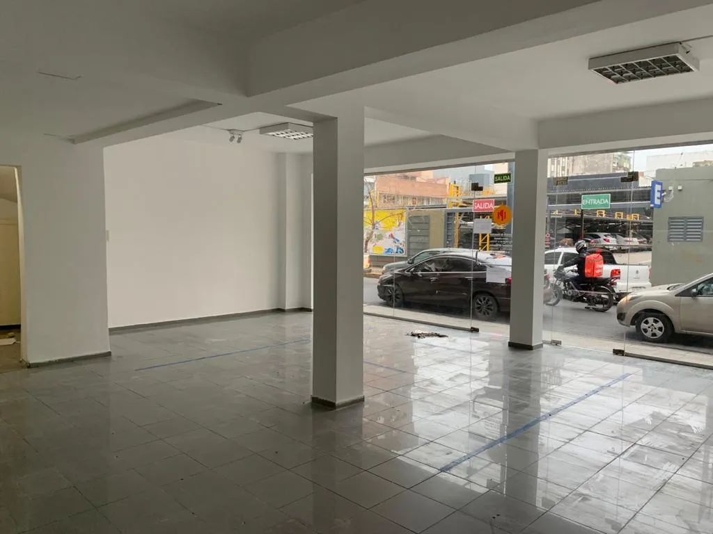 ⛲ Local en Cañada!! SIN EXPENSAS !! 160m2 y Patio Propio !!