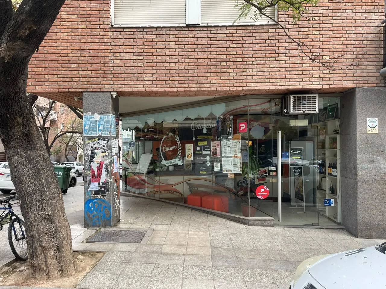 ¡Oportunidad! LOCAL COMERCIAL ESQUINA 100% VIDRIADO – DOBLE INGRESO 🏢  📍 Nueva Córdoba – Independencia 1096  🍽️ APTO GASTRONOMÍA