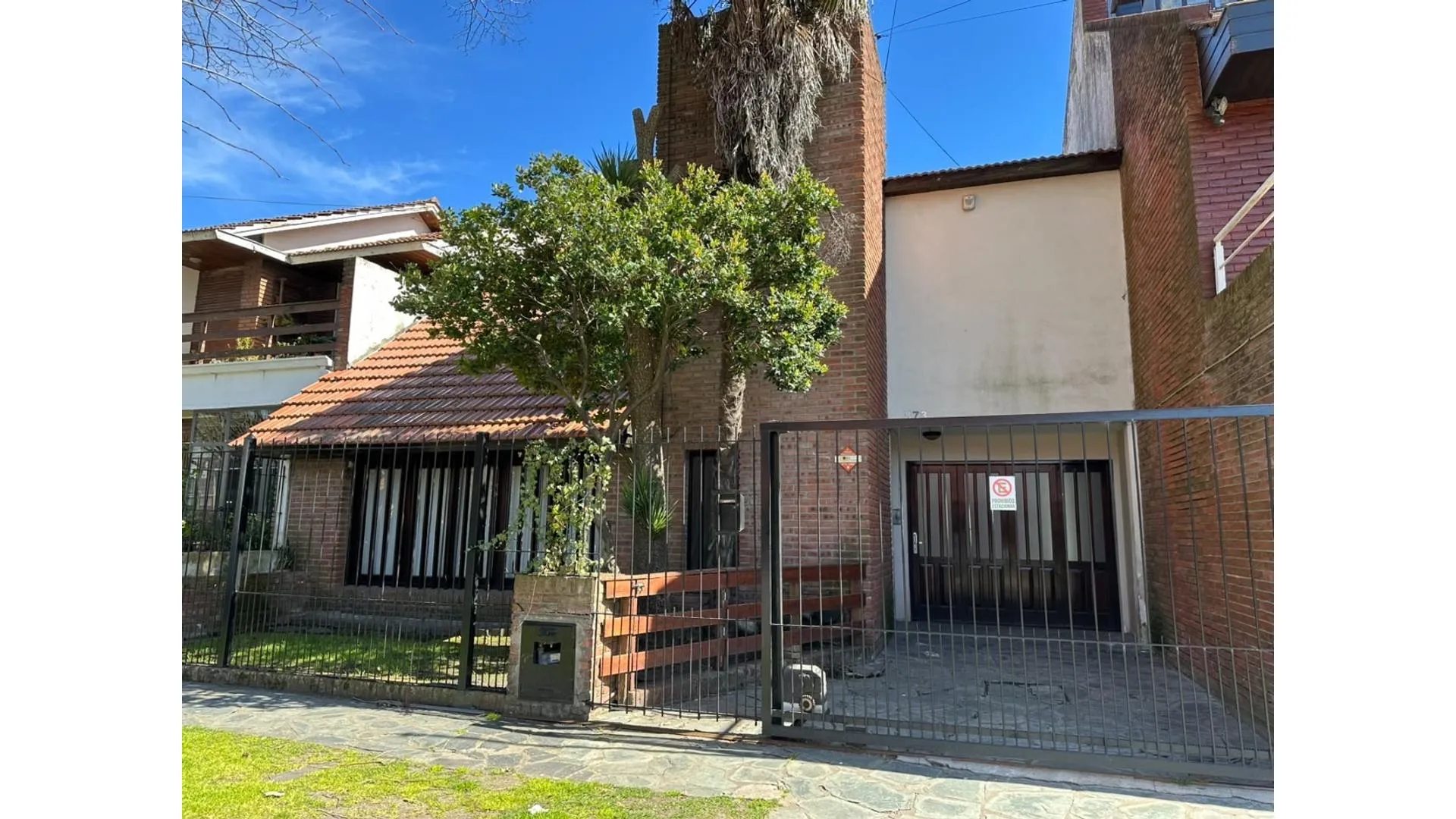 Chalet 4 ambientes con patio y cochera