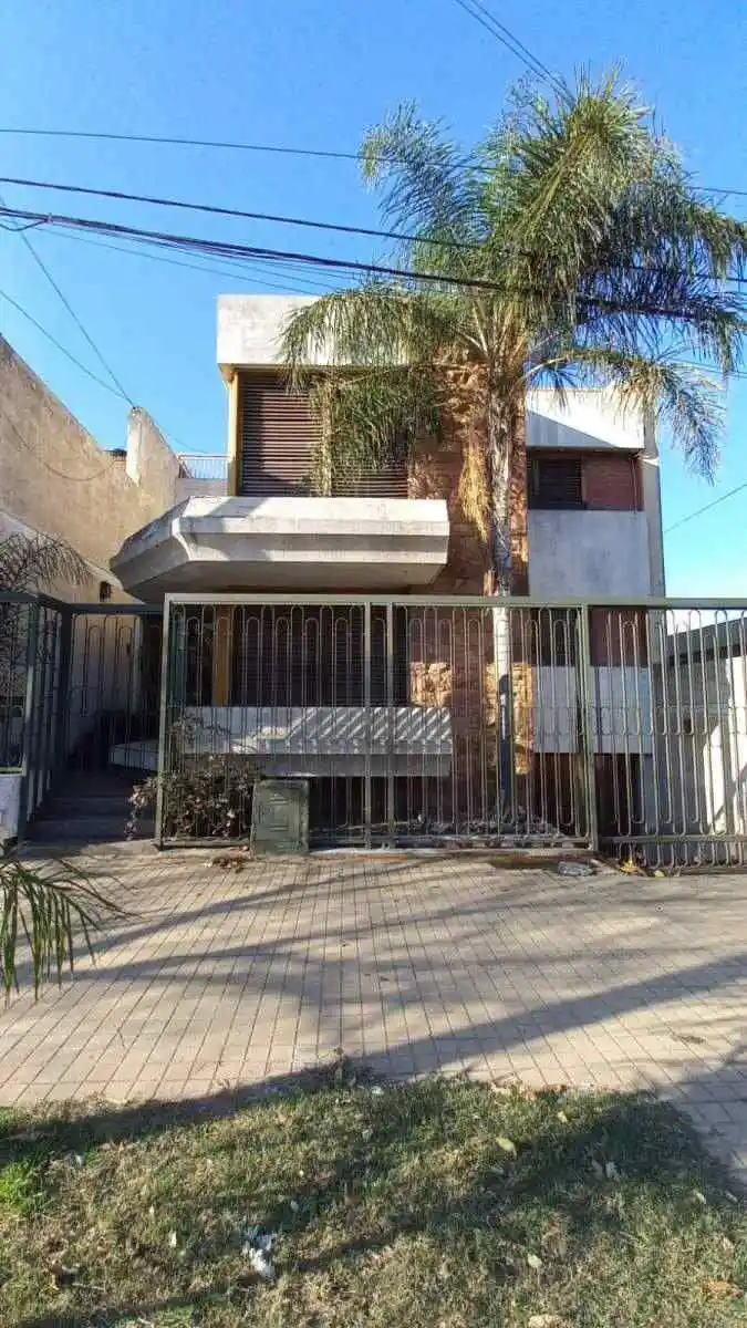 VENTA CASA 3 DORMITORIOS BARRIO PATRIA ZONA CLINICA REINA FABIOLA