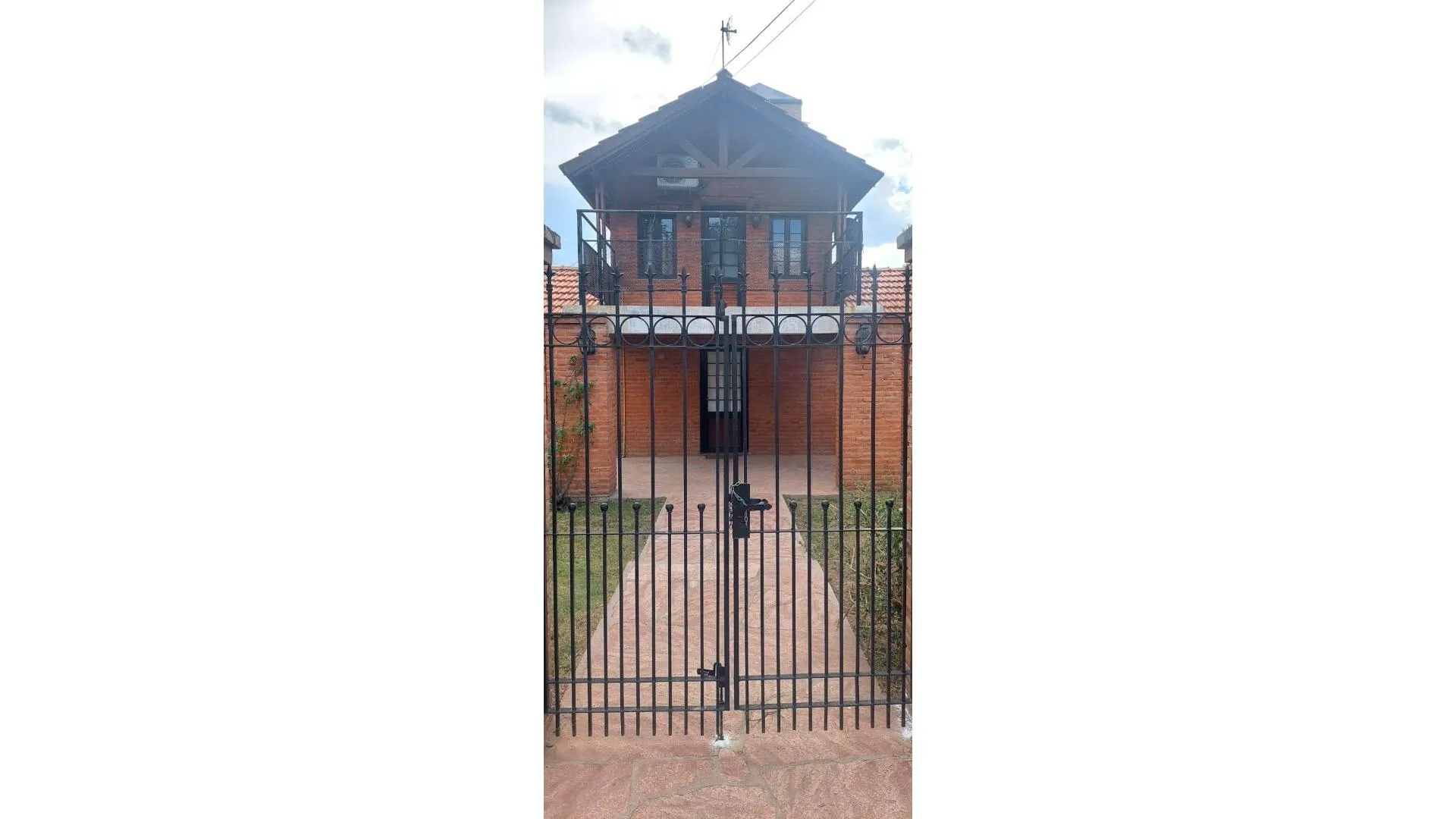 Casa con Quincho y Pileta en Venta Centro Merlo
