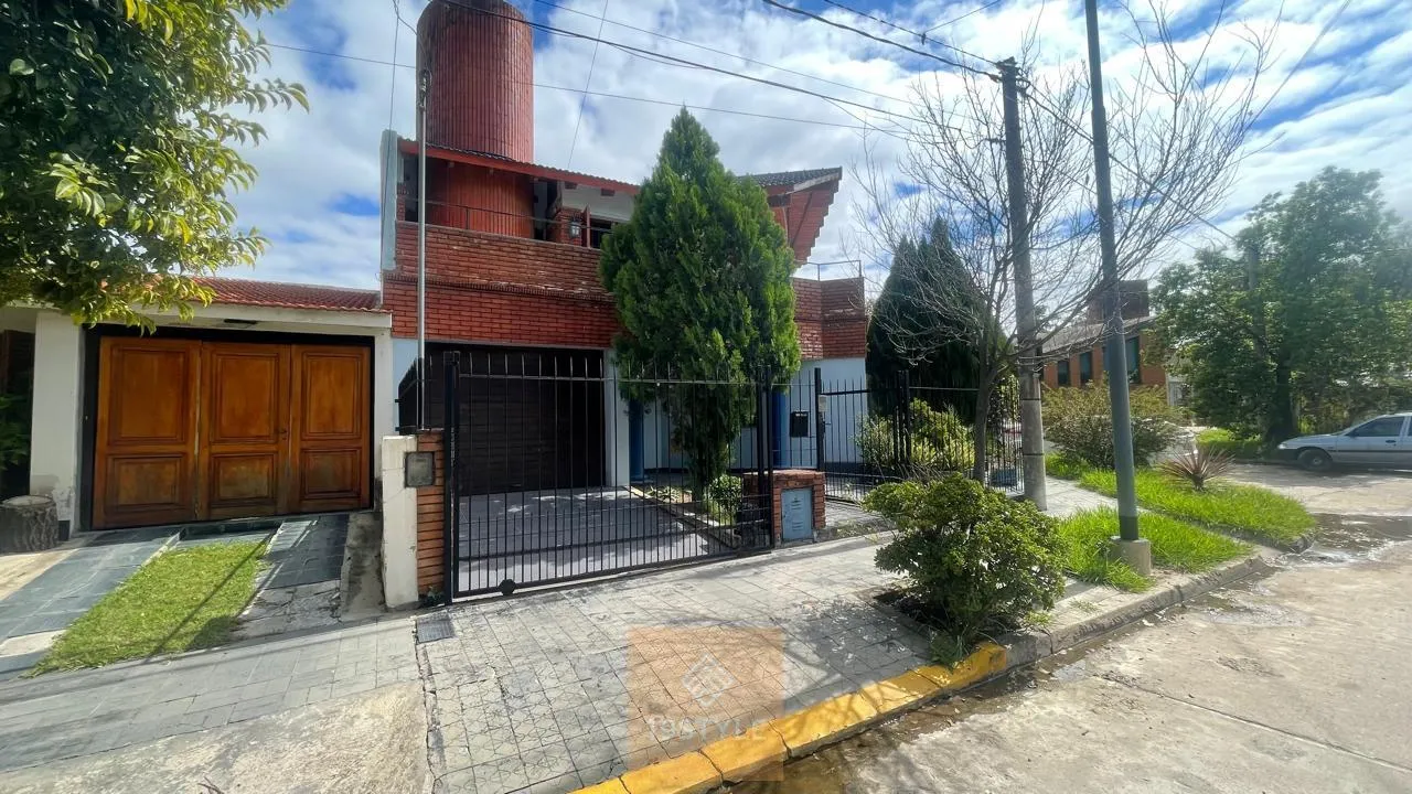 CASA DE 6 HABITACIONES A LA VENTA EN BARRIO ALTO VERDE- APTA CREDITO