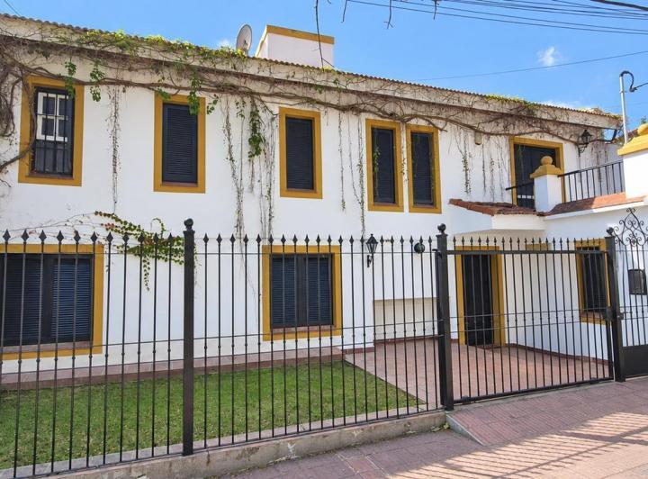 Casa · 244m² · 6 Ambientes · 2 Cocheras