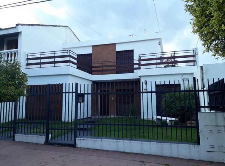 Casa · 248m² · 8 Ambientes · 1 Cochera
