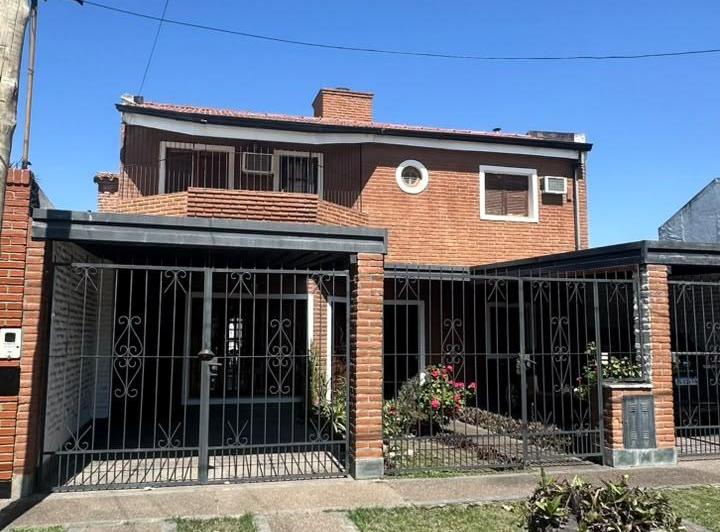 Casa · 200m² · 8 Ambientes · 2 Cocheras