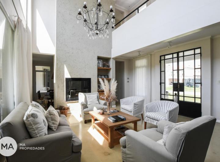 Casa · 300m² · 9 Ambientes · 2 Cocheras