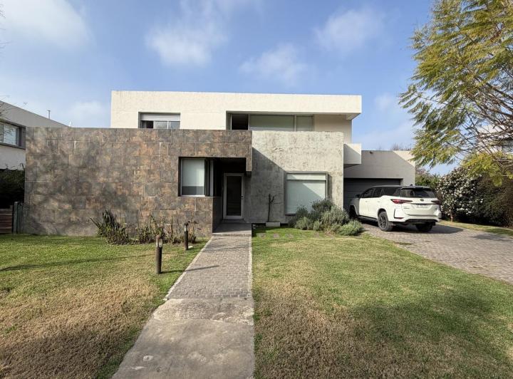 Casa · 1200m² · 8 Ambientes