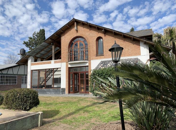 Casa · 340m² · 8 Ambientes · 2 Cocheras