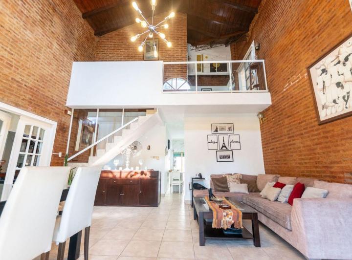 Casa · 253m² · 8 Ambientes · 2 Cocheras