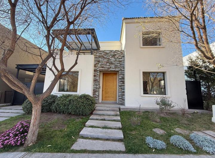 Casa · 310m² · 6 Ambientes