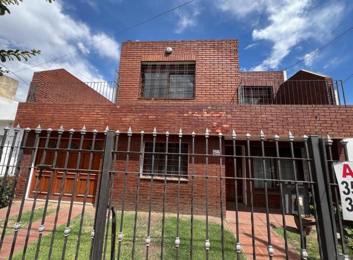 Casa · 4 Dormitorios · 2 Cocheras