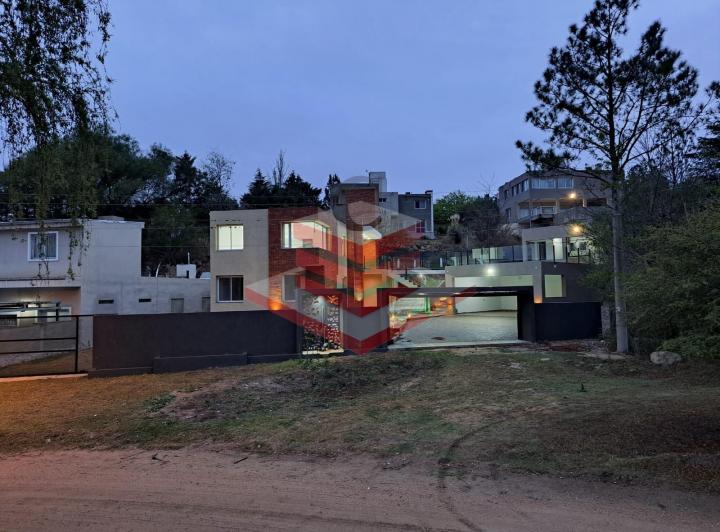 Casa · 335m² · 4 Ambientes · 1 Cochera