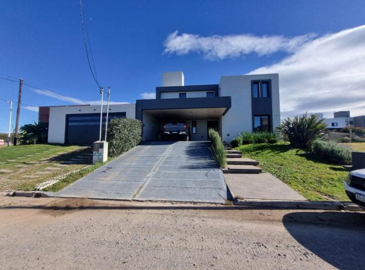 Casa · 271m² · 7 Ambientes · 2 Cocheras