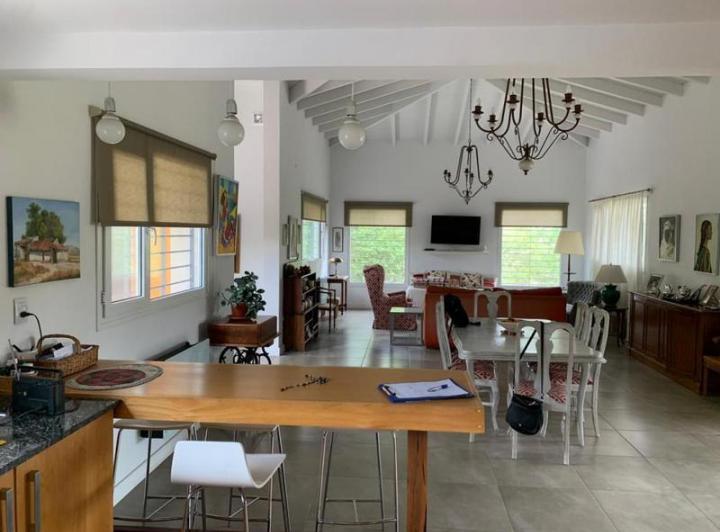 Casa · 230m² · 4 Ambientes · 1 Cochera