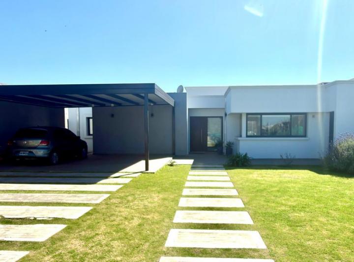 Casa · 180m² · 10 Ambientes