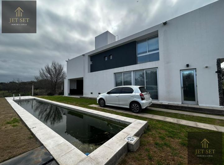 Casa · 220m² · 5 Ambientes · 2 Cocheras