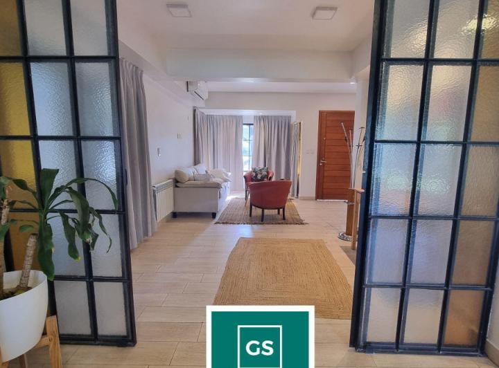 Casa · 250m² · 7 Ambientes · 4 Cocheras