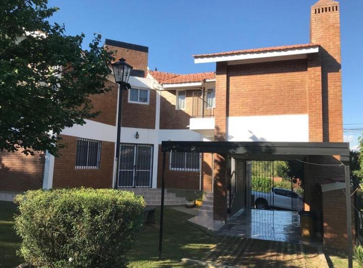 Casa · 90m² · 8 Ambientes · 2 Cocheras