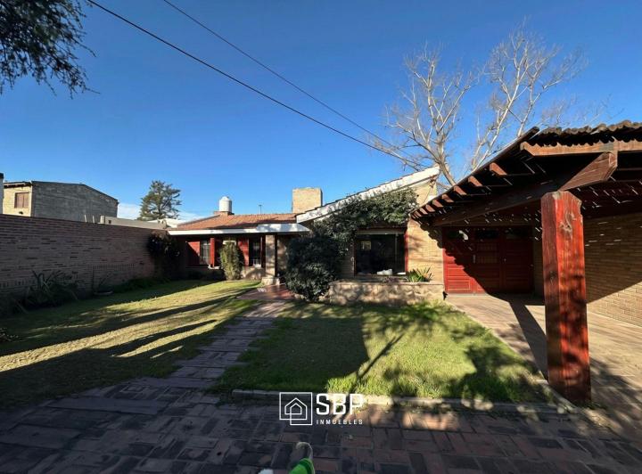 Casa · 260m² · 7 Ambientes · 2 Cocheras
