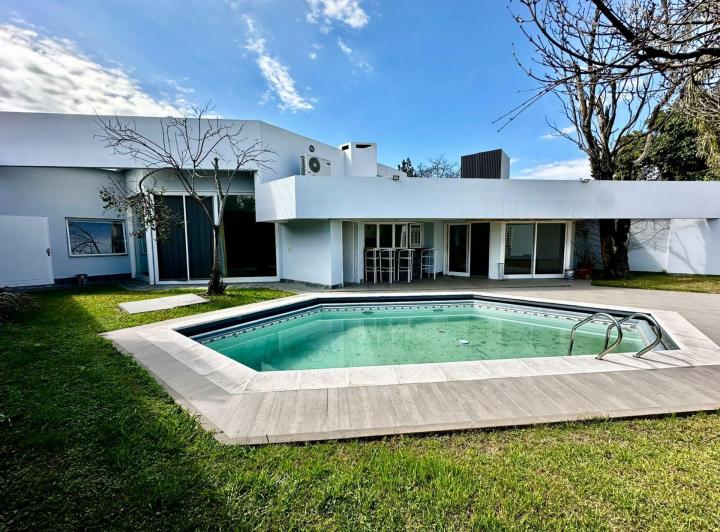 Casa · 550m² · 8 Ambientes · 3 Cocheras