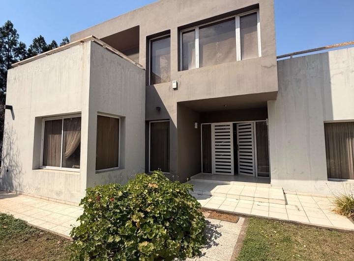 Casa · 300m² · 4 Dormitorios · 2 Cocheras