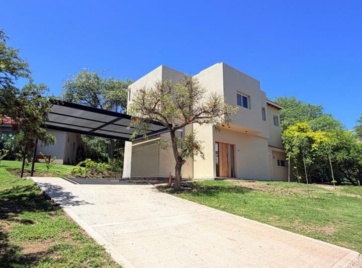 Casa · 215m² · 5 Ambientes · 2 Cocheras