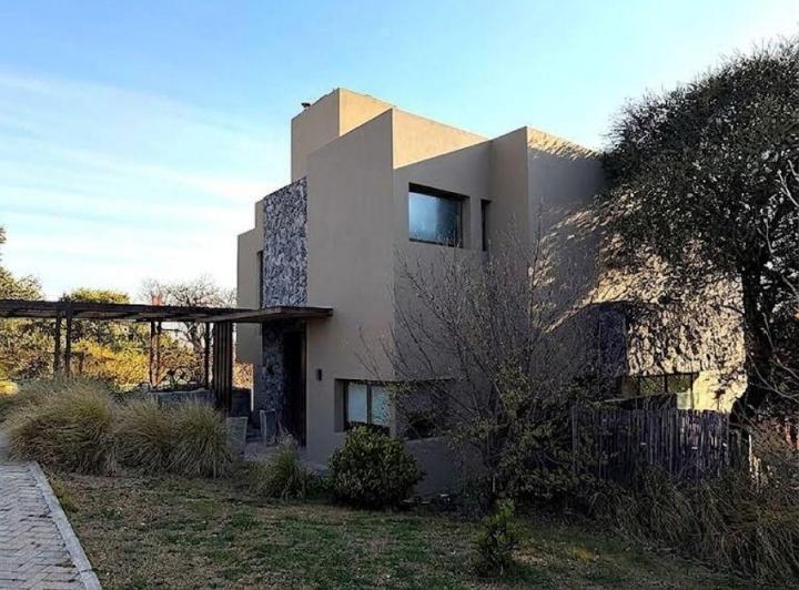 Casa · 326m² · 6 Ambientes · 2 Cocheras