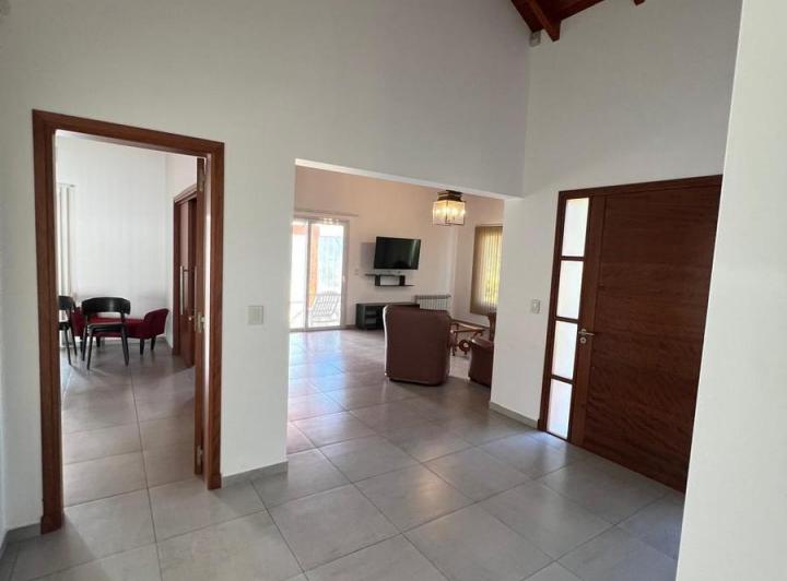 Casa · 460m² · 5 Dormitorios · 2 Cocheras