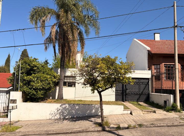 Casa · 100m² · 5 Ambientes · 2 Cocheras
