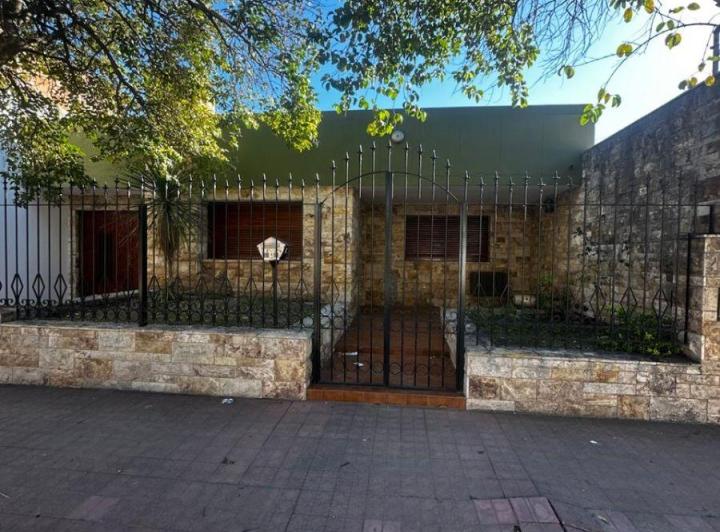 Casa · 70m² · 4 Ambientes · 2 Cocheras