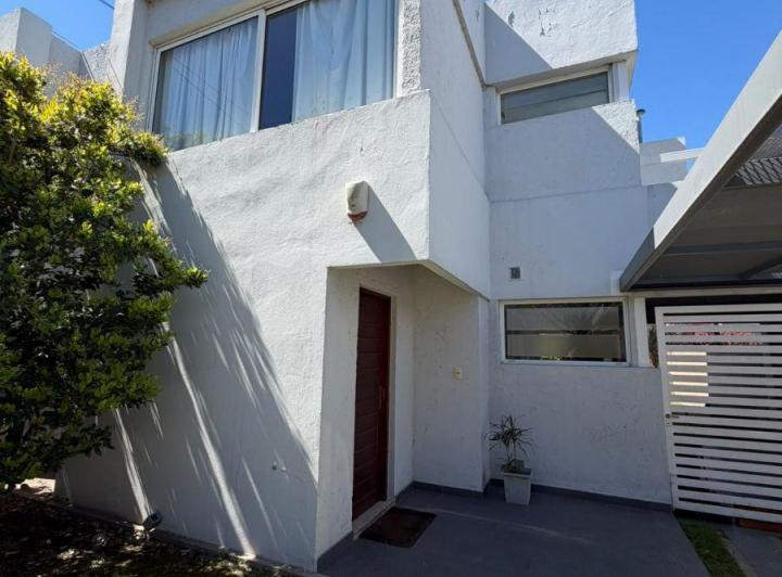 Casa · 140m² · 6 Ambientes · 2 Cocheras