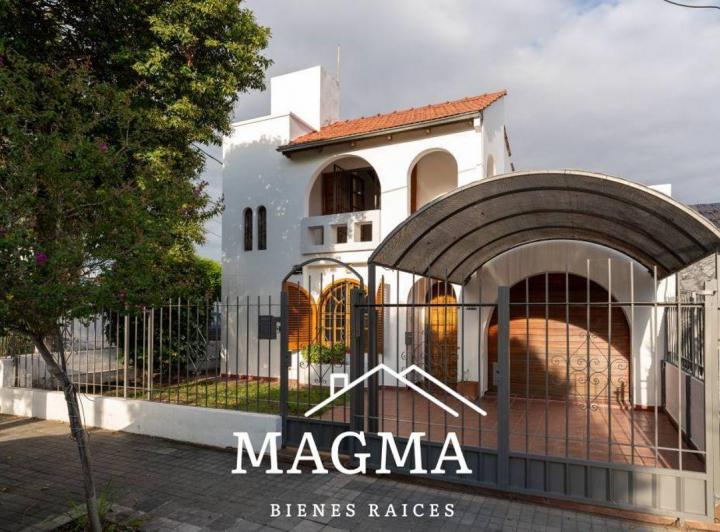 Casa · 151m² · 8 Ambientes · 2 Cocheras