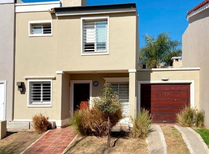 Casa · 105m² · 6 Ambientes · 1 Cochera