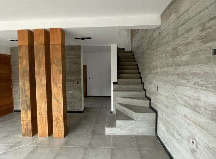 Casa · 185m² · 6 Ambientes · 2 Cocheras