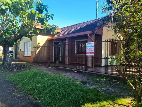 (a267) casa con cochera en esquina - zona residencial