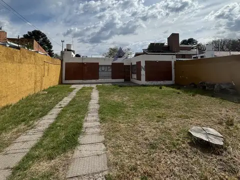Venta casa 2 dorm. en calle héroes de malvinas 225