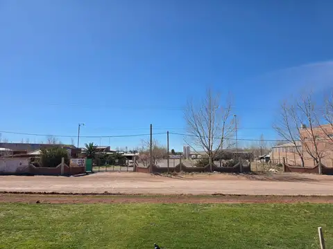 Vende sobre ruta, predio industrial, con taller y oficinas.