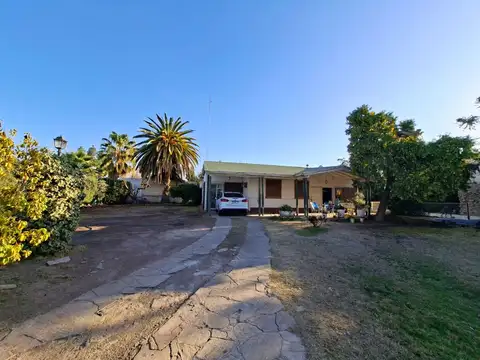 Venta - permuta casa con gran terreno - godoy cruz