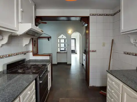 Casa en alquiler, tres dormitorios, zona norte, cochera, patio, parrillero, la florida, alberdi.