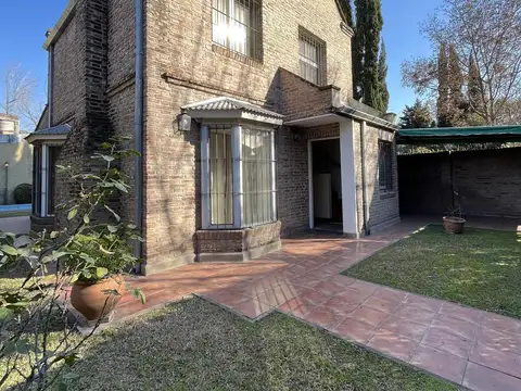 Casa en alquiler fisherton, dos dormitorios más comodín, pileta, parrillero, jardín, garage