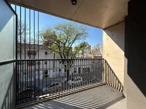 Monoambiente luminoso con balcon