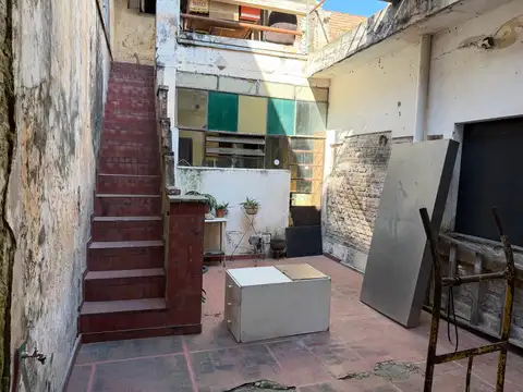 Venta casa de pasillo a reciclar, no ph.