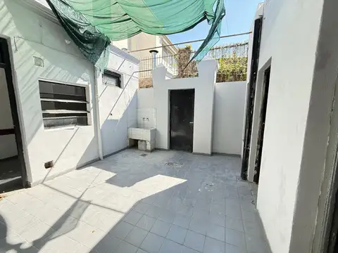 Depto pasillo en pleno pichincha. 2 habitaciones más comodín. patio